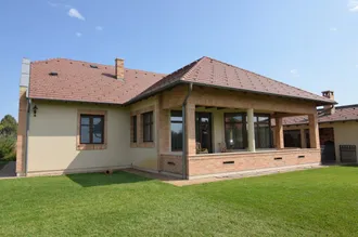 Legkisebb hajlásszög: sík, hornyolt tetőcserepek